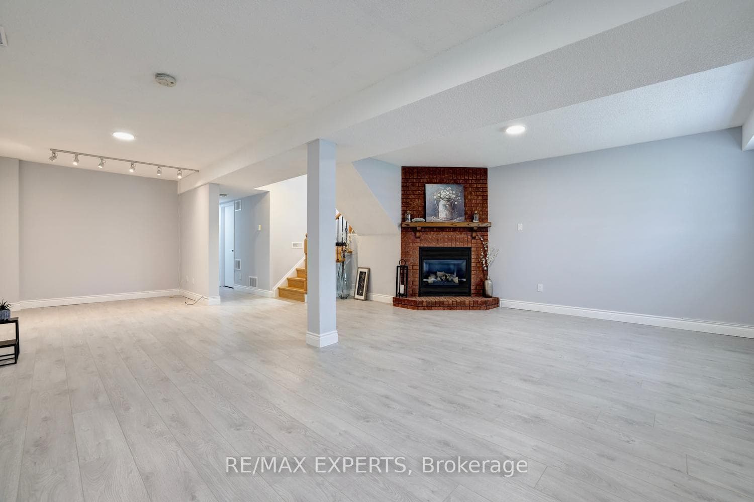72 Donald Crescent photo 28