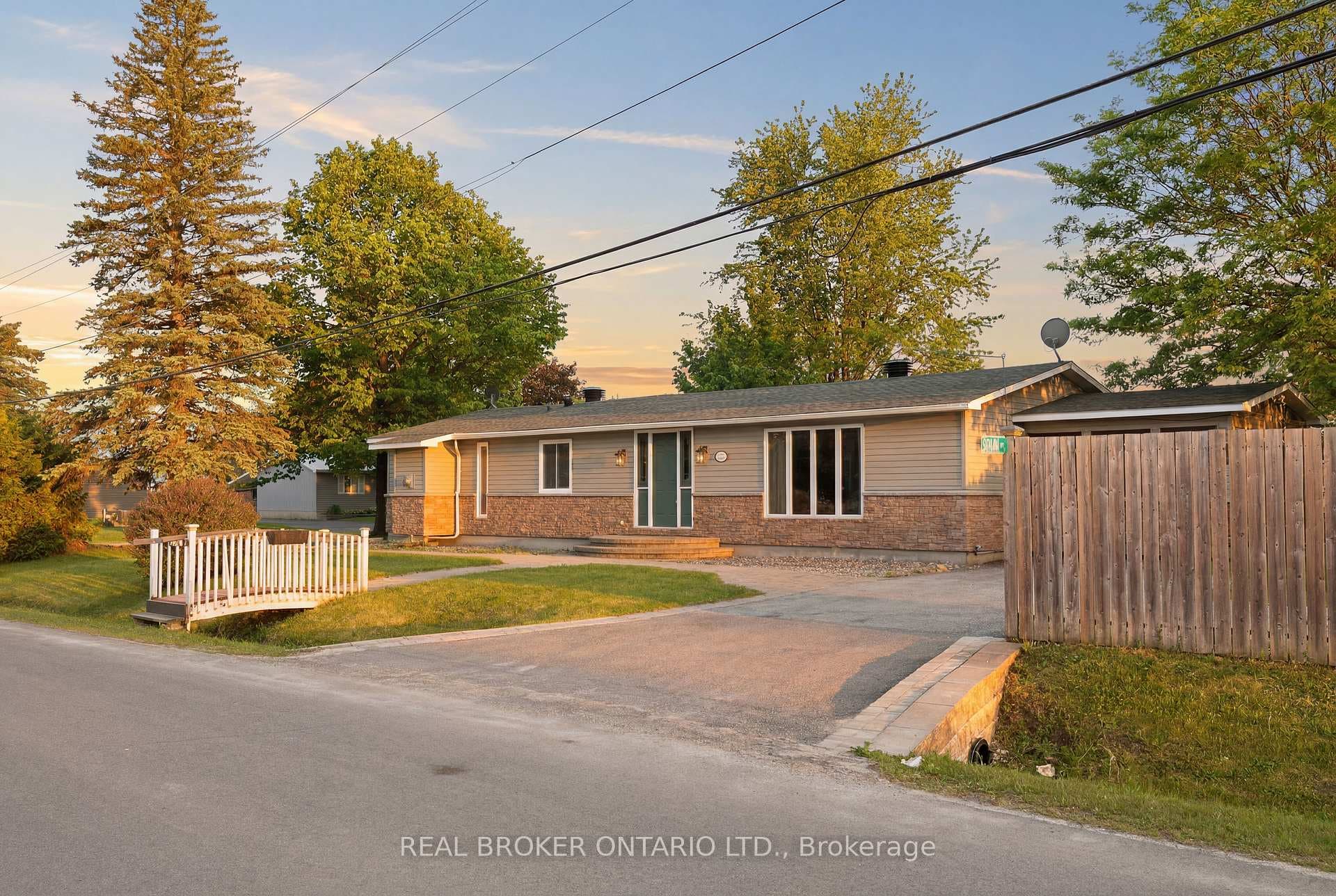 606 Lydia Street photo 1