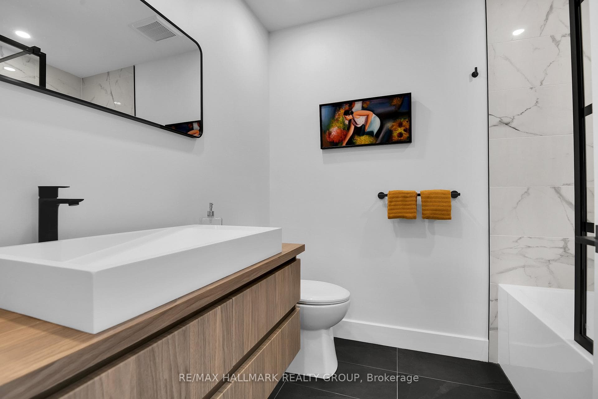 2nd floor - 4 piece bathroom