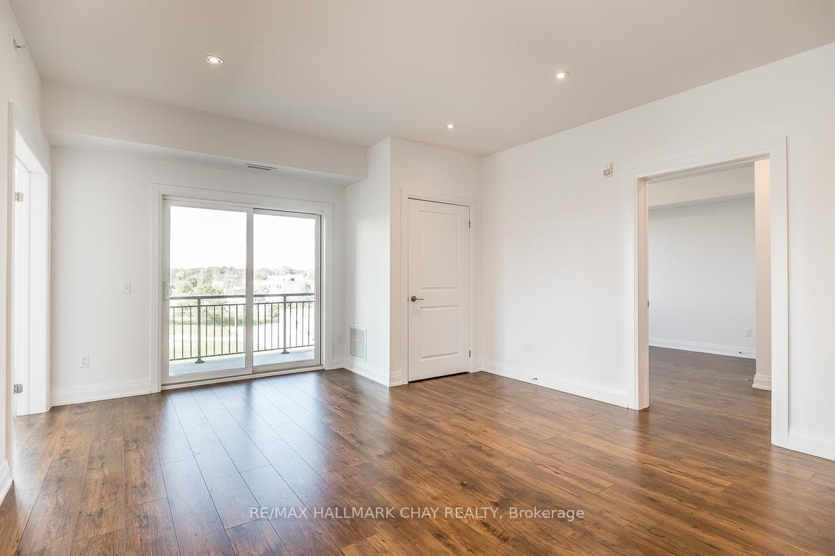 299 Cundles Road Unit 402 photo 13
