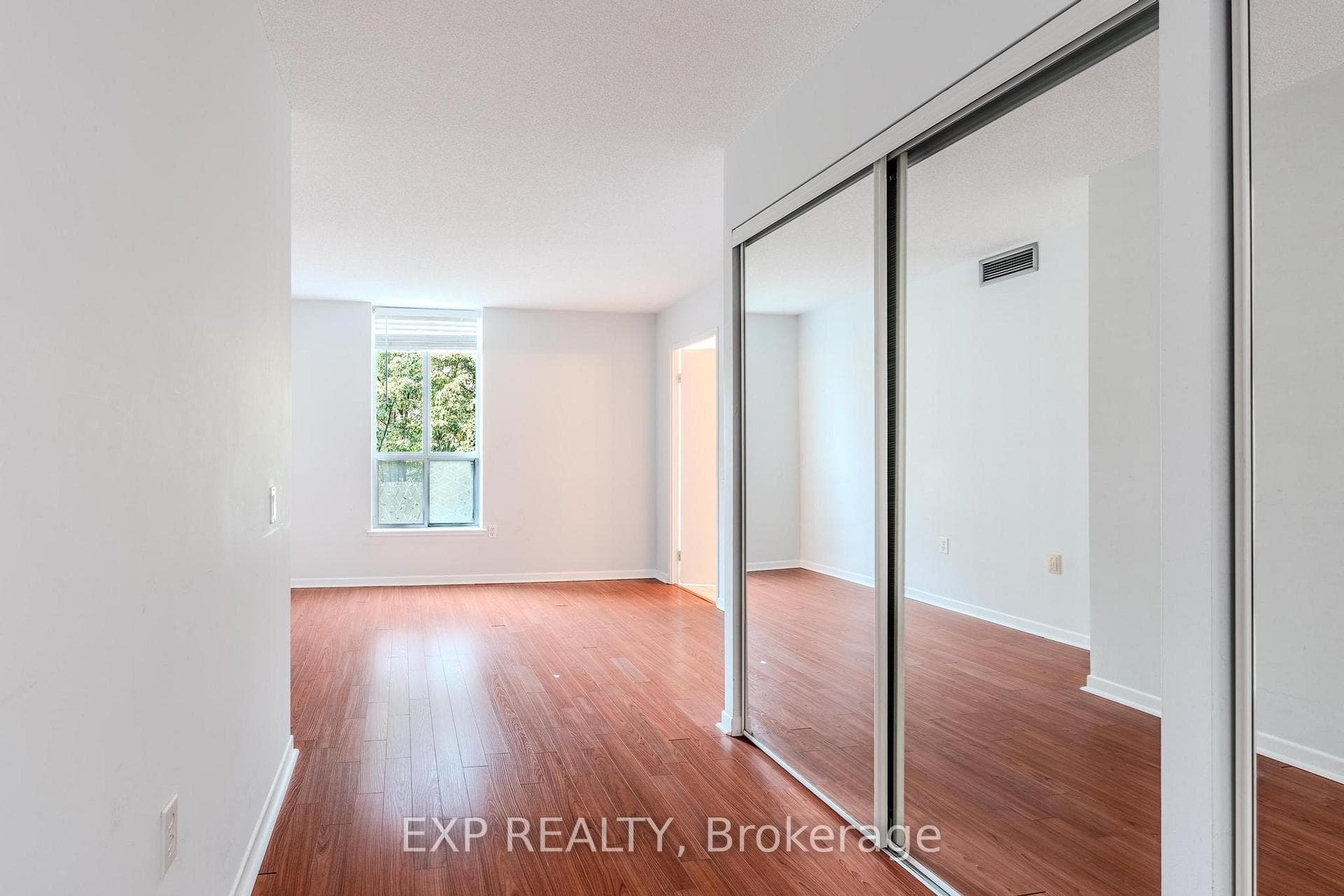 21 Overlea Boulevard Unit 303 photo 6