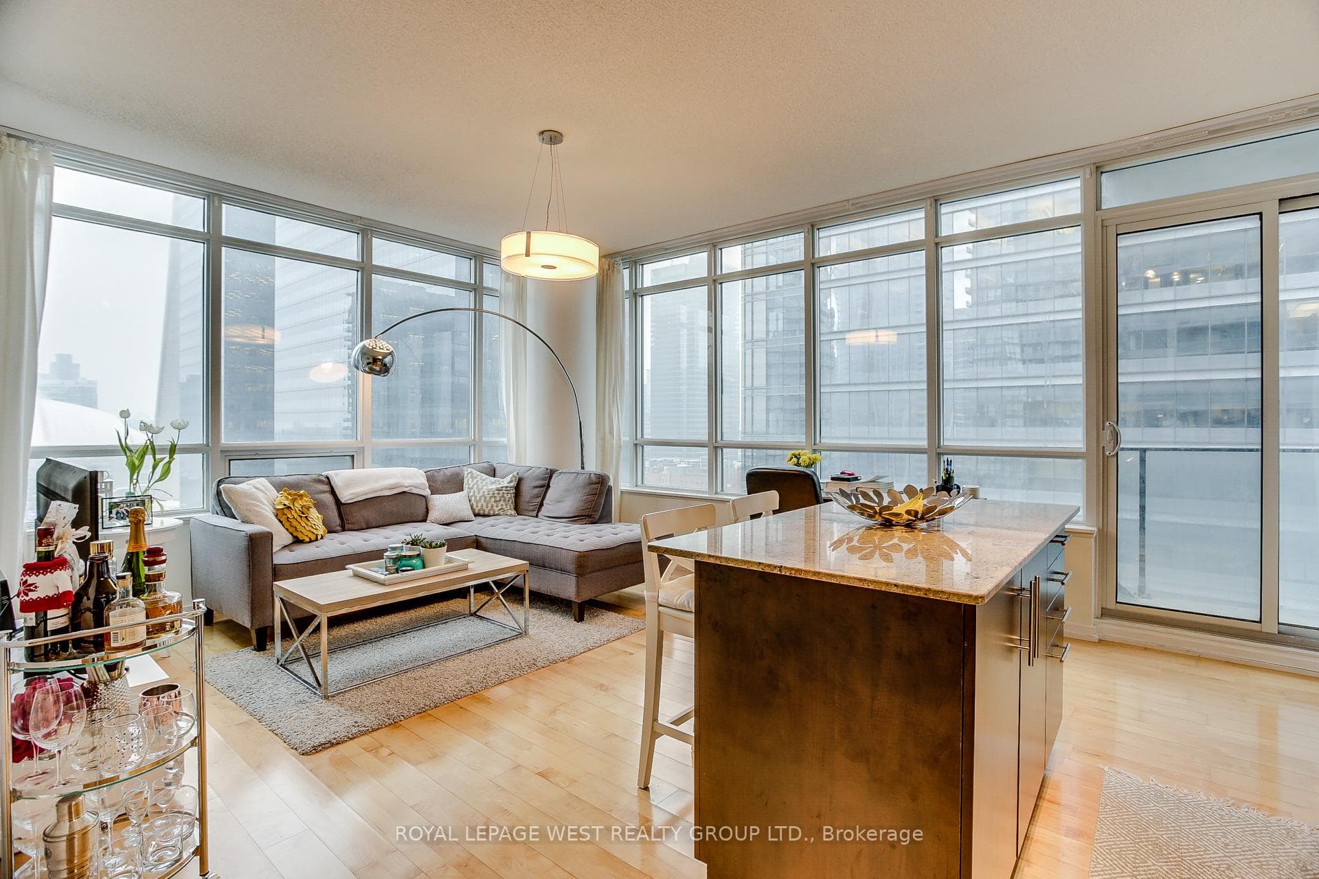 65 Bremner Boulevard Unit 1805 photo 2