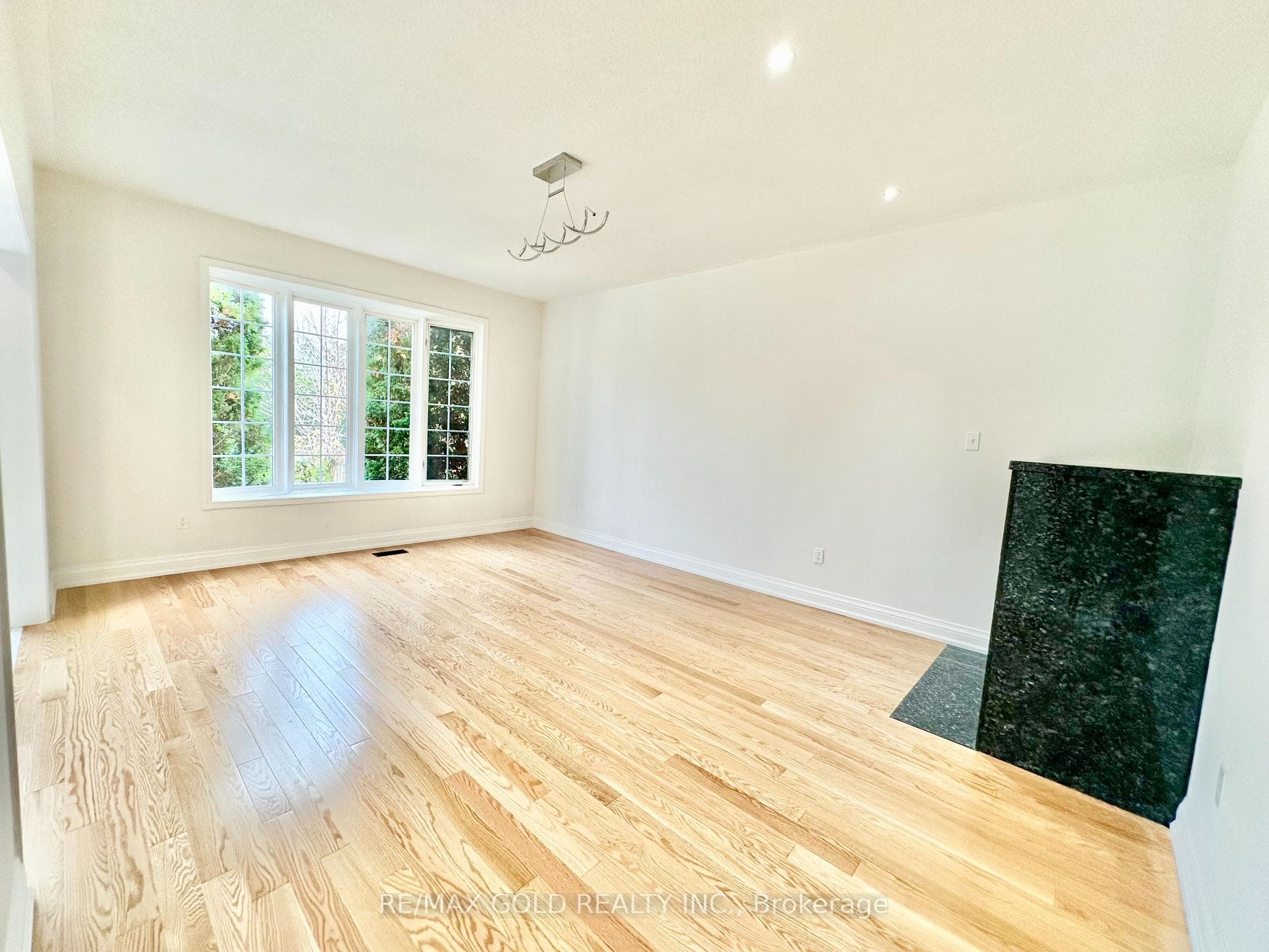 3401 Crompton Crescent photo 15