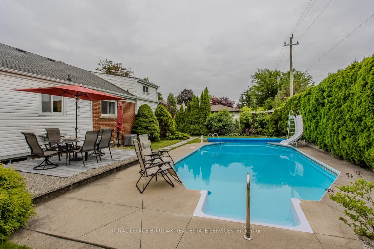 1092 Marley Crescent photo 11
