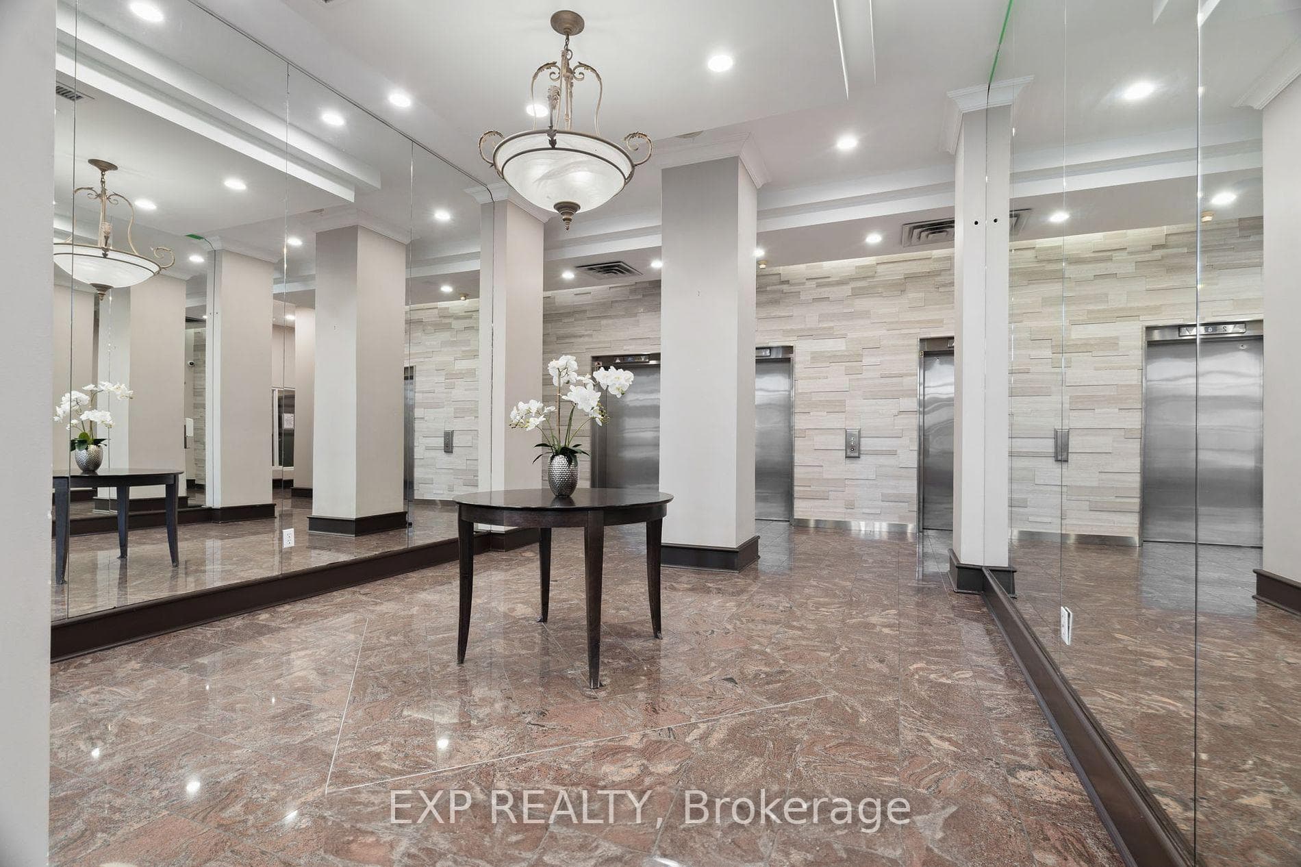 21 Overlea Boulevard Unit 303 photo 29