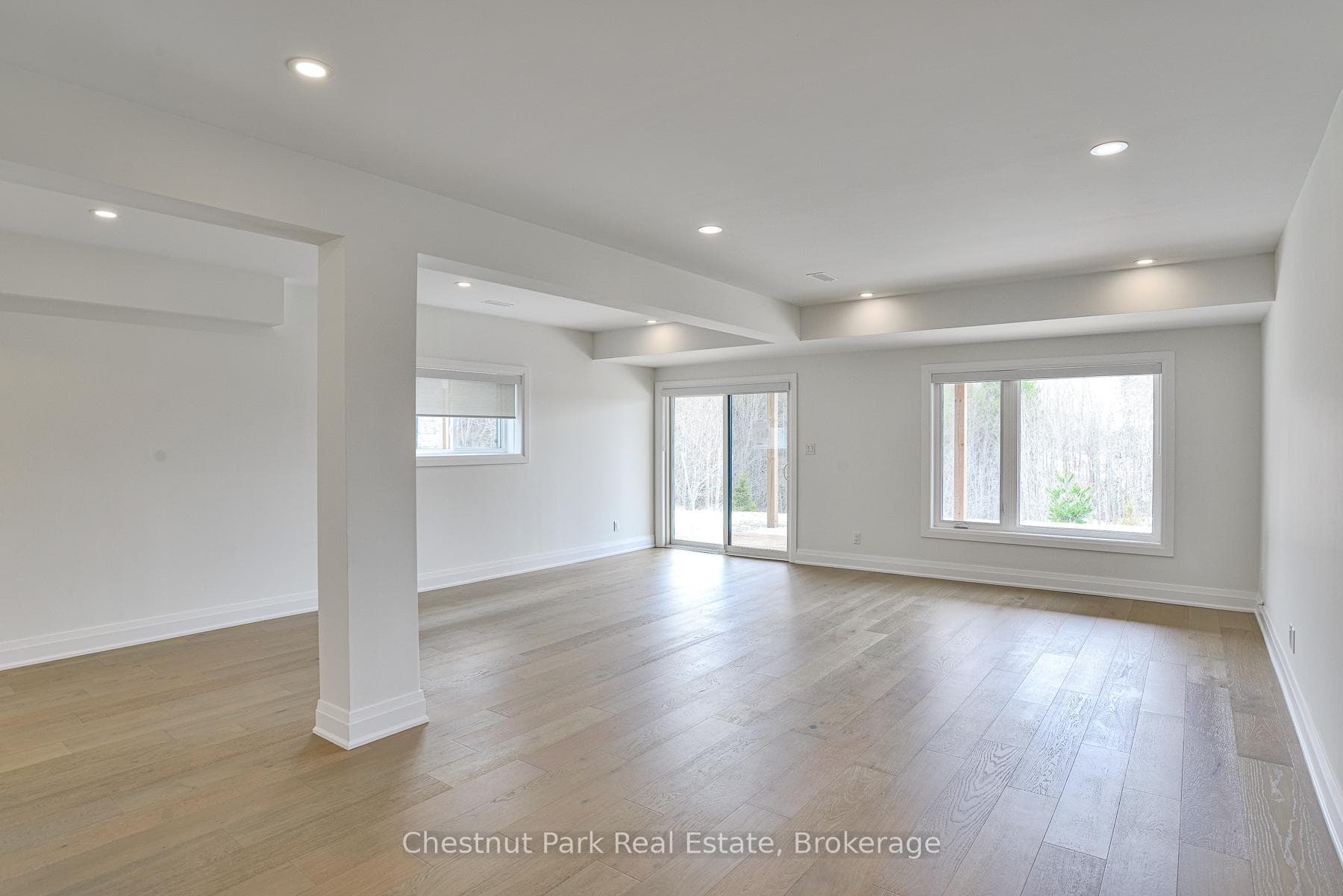 LARGE FAMILY ROOM