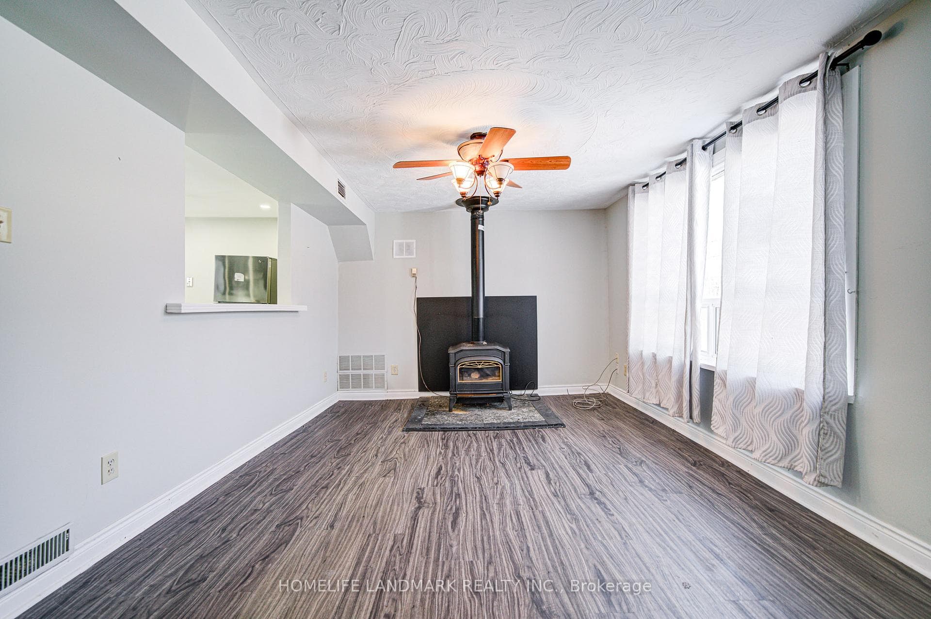 21654 Warden Avenue photo 8