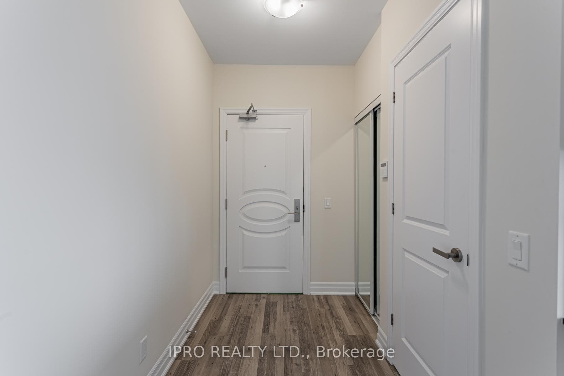 9075 Jane Street Unit 809 photo 5
