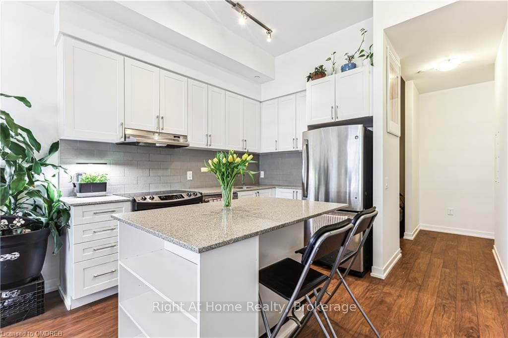 2560 EGLINTON Avenue Unit 302 photo 13