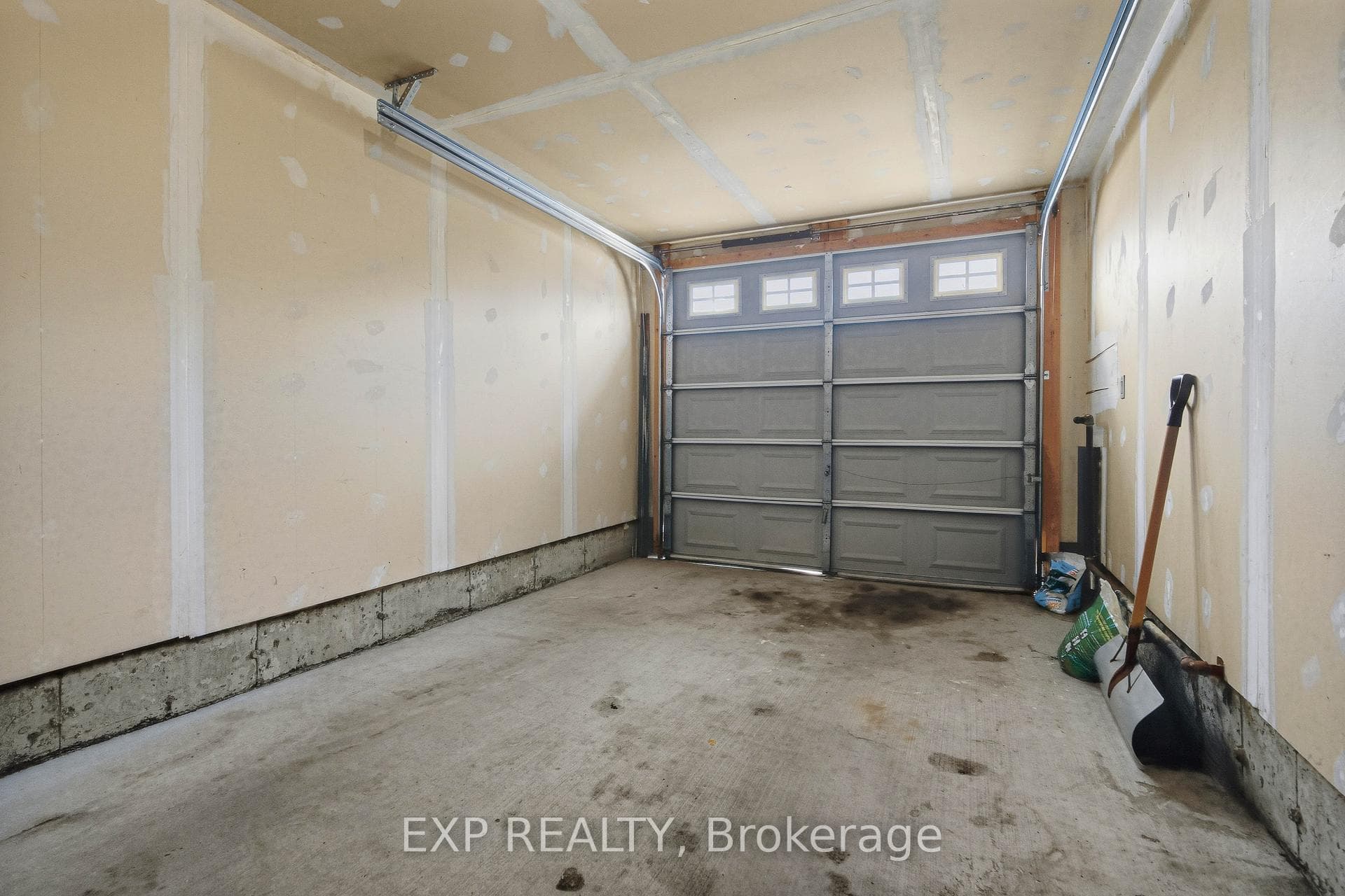 705 Regiment Avenue photo 5