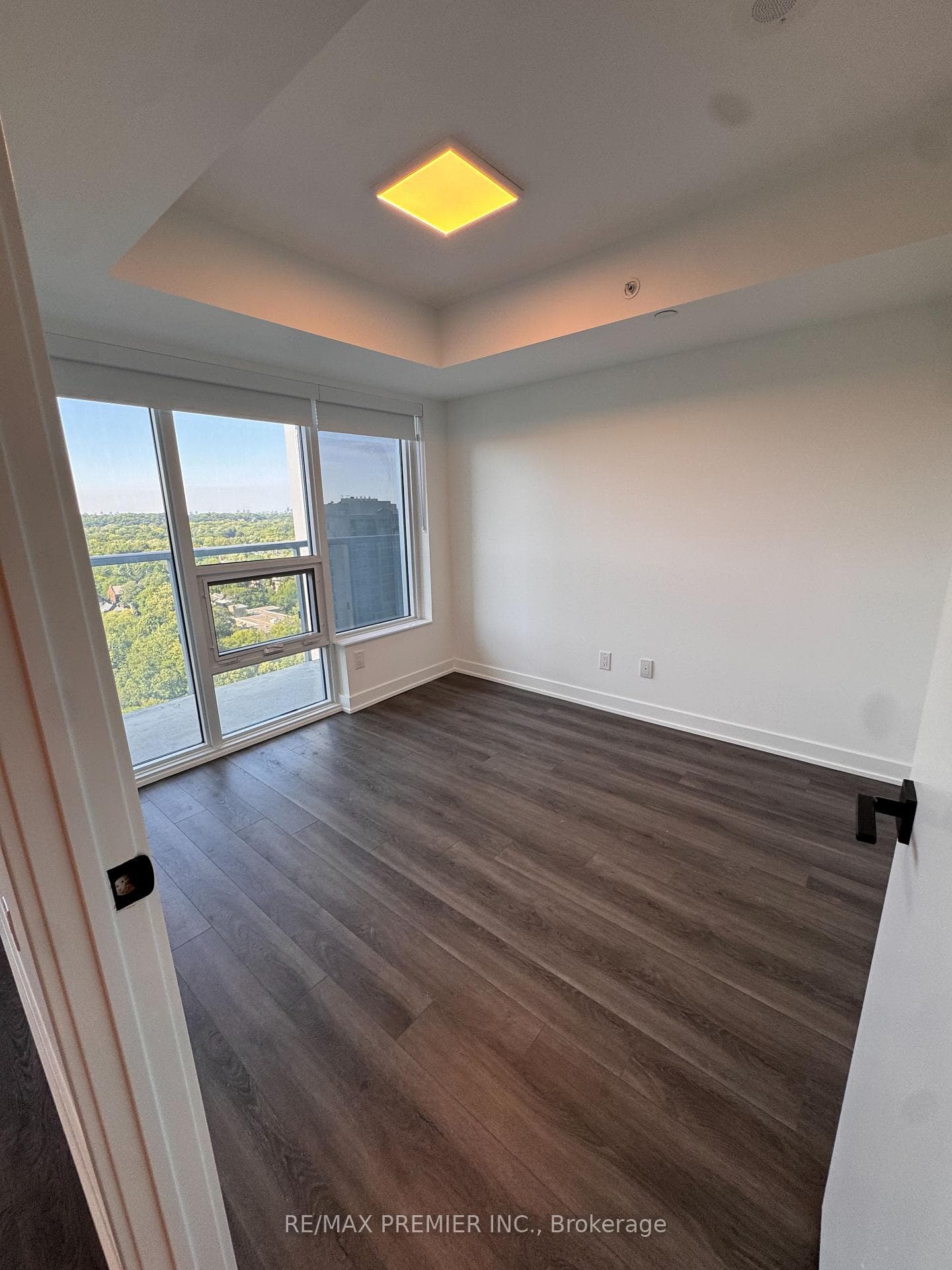 609 Sherbourne Street Unit 1806 photo 2