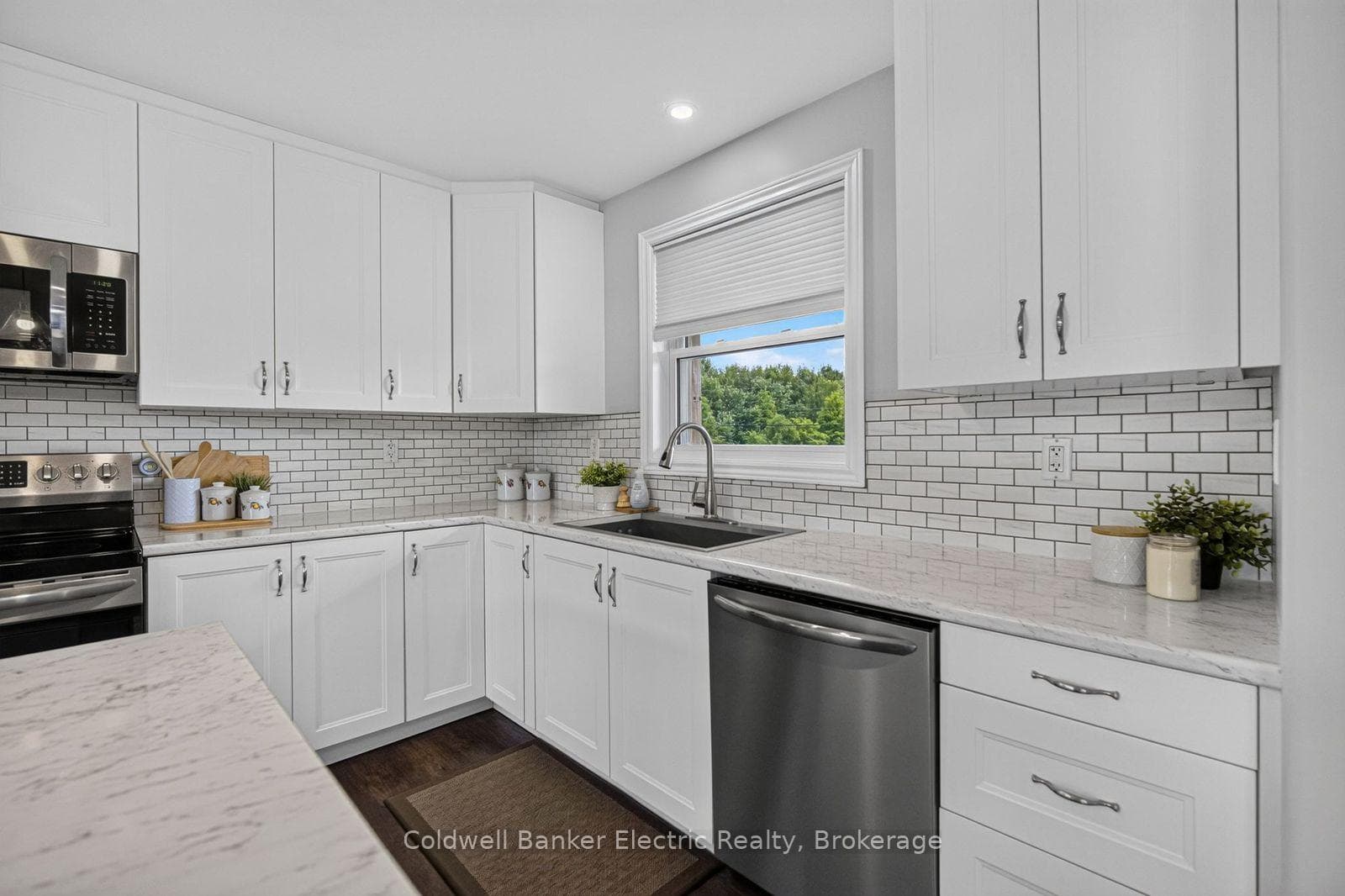 548 Tiffen Road photo 7