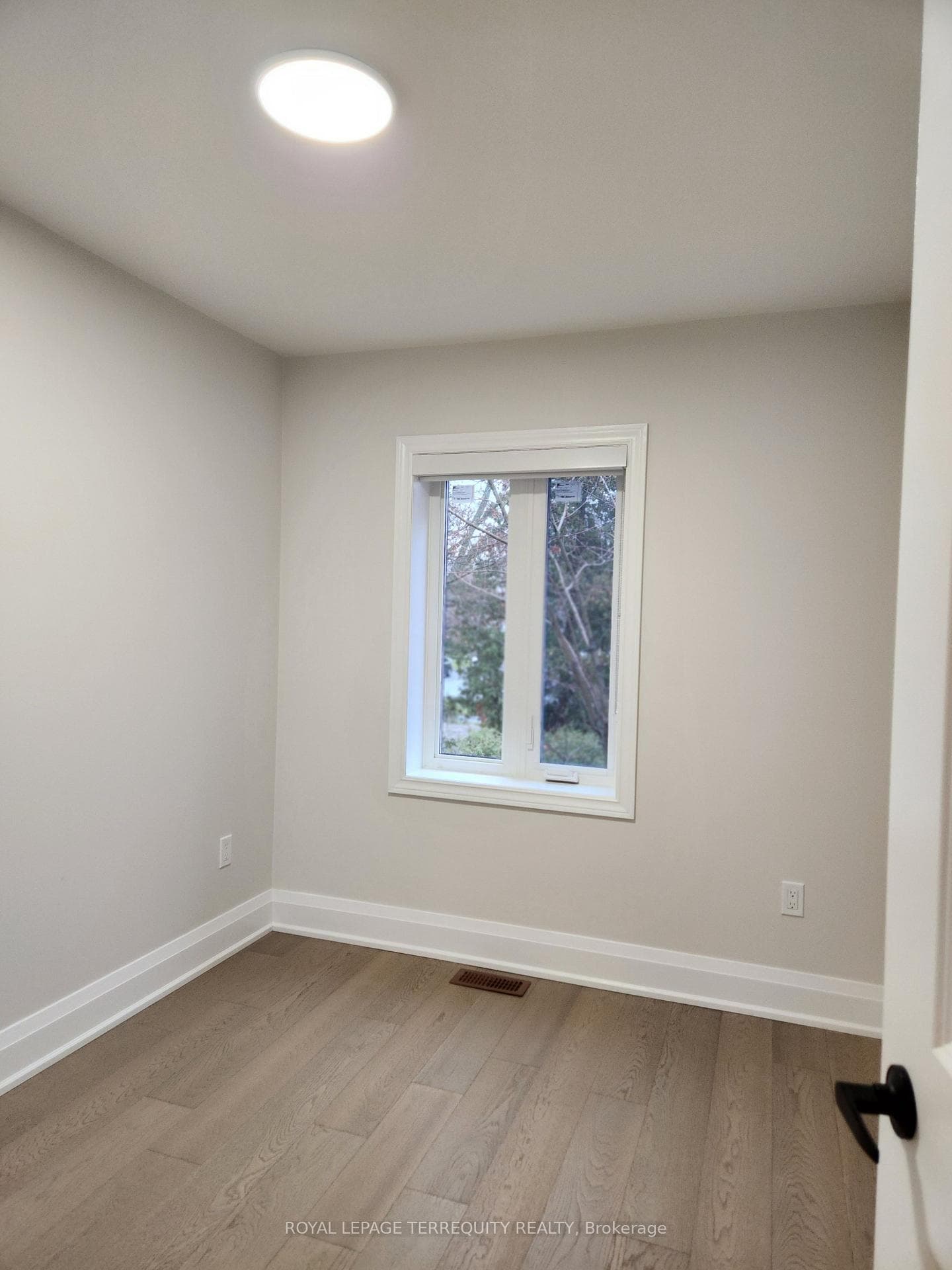 341 Lawrence Avenue photo 12