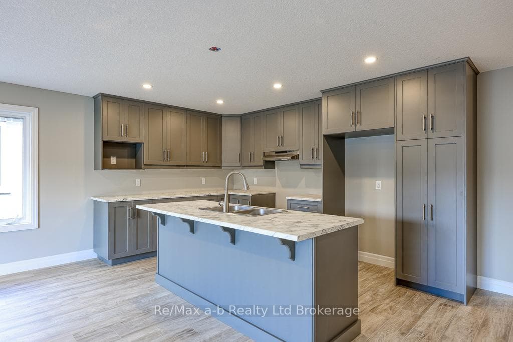 135 Lossing Drive photo 14