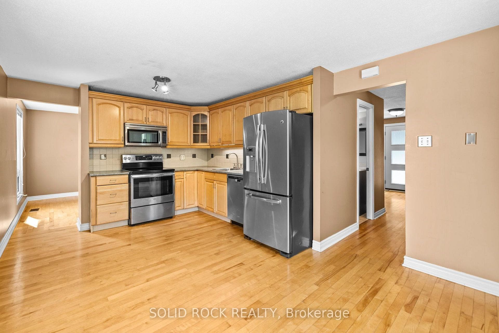 1631 Charbonneau Street photo 15