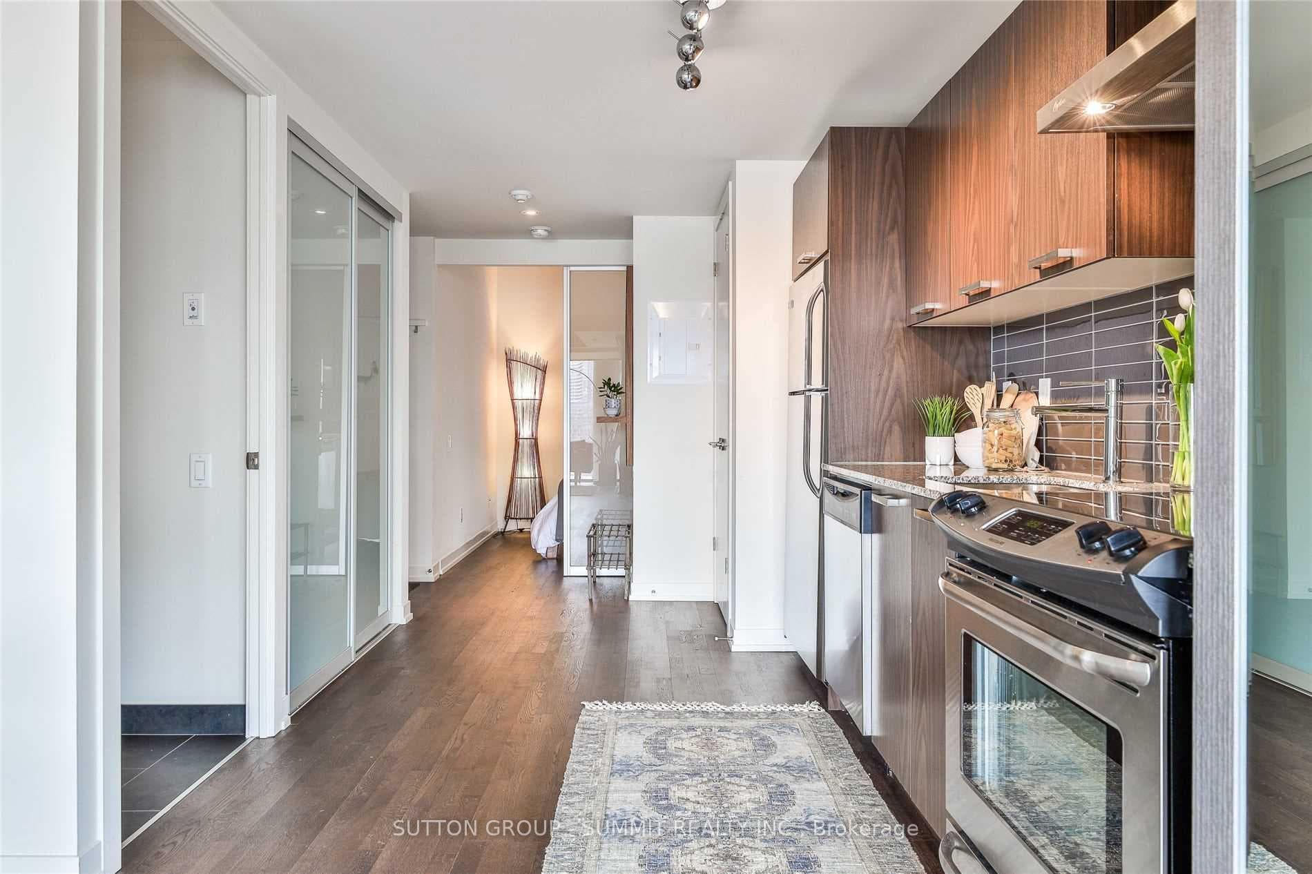 95 BATHURST Street Unit 819 photo 6