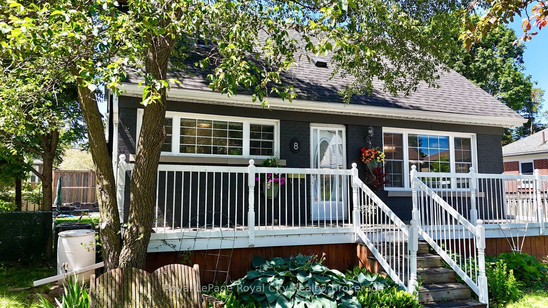 8 Rosewood Avenue photo 2