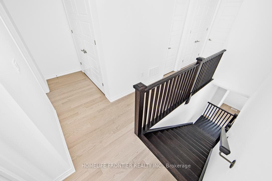 3035 Bramall Gardens photo 12