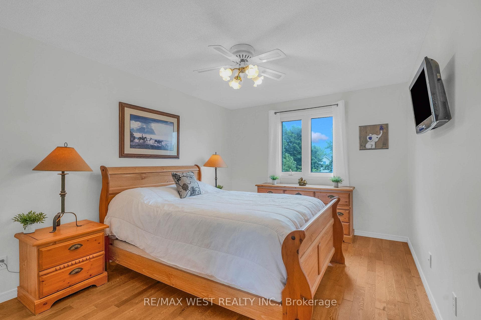 203 Elizabeth Crescent photo 25
