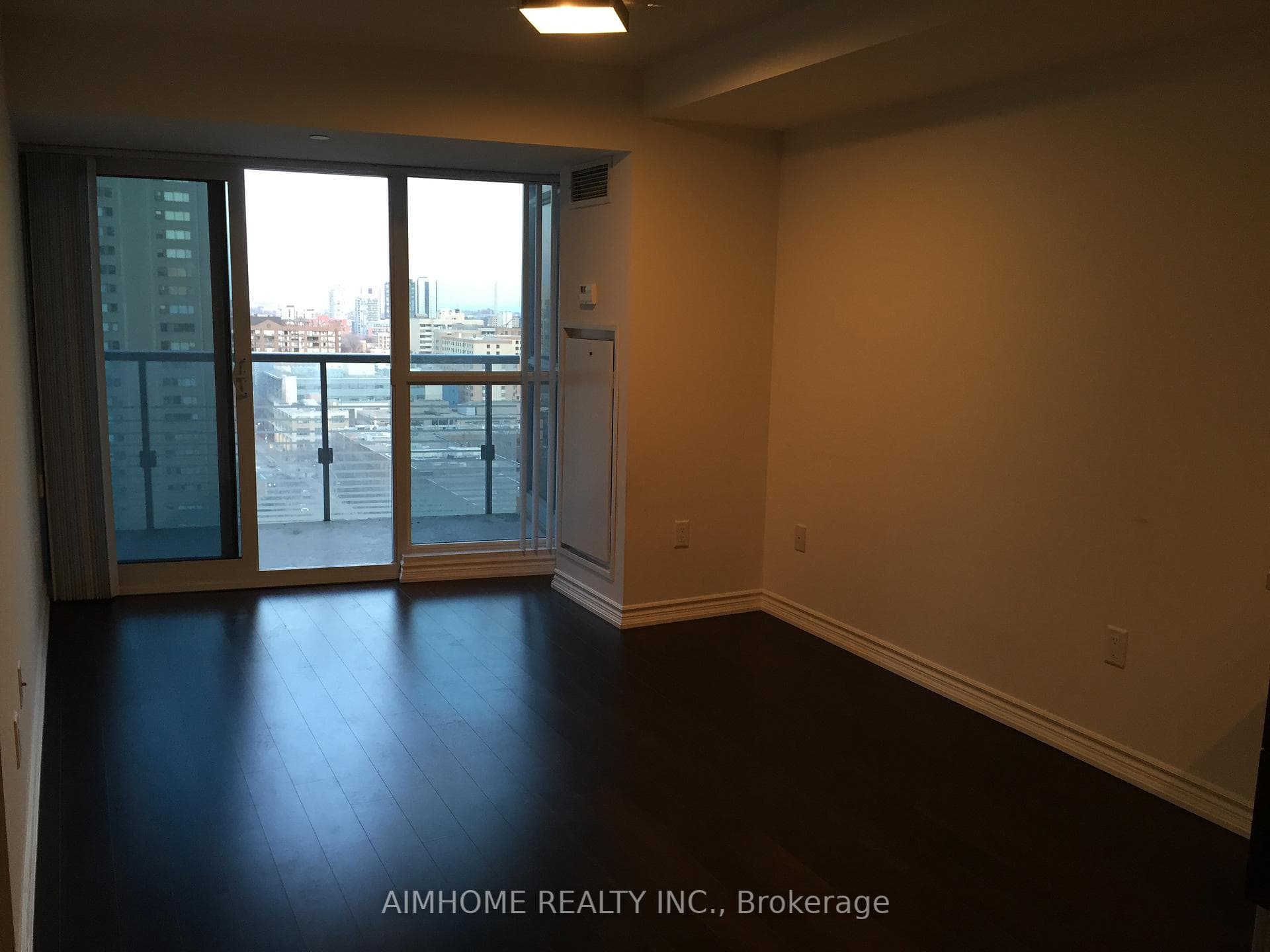 386 Yonge Street Unit 1405 photo 4