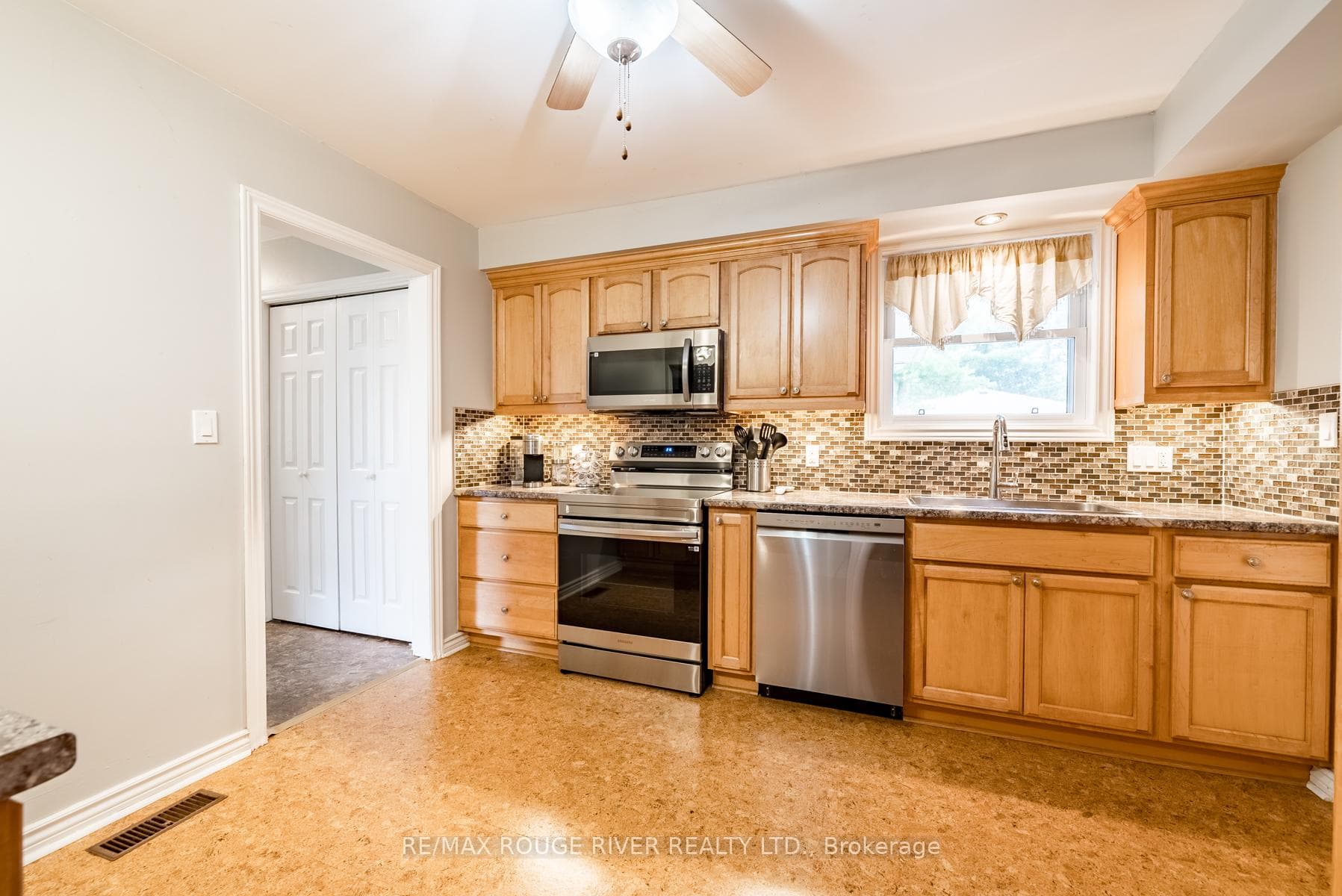 15 Maplewood Boulevard photo 12