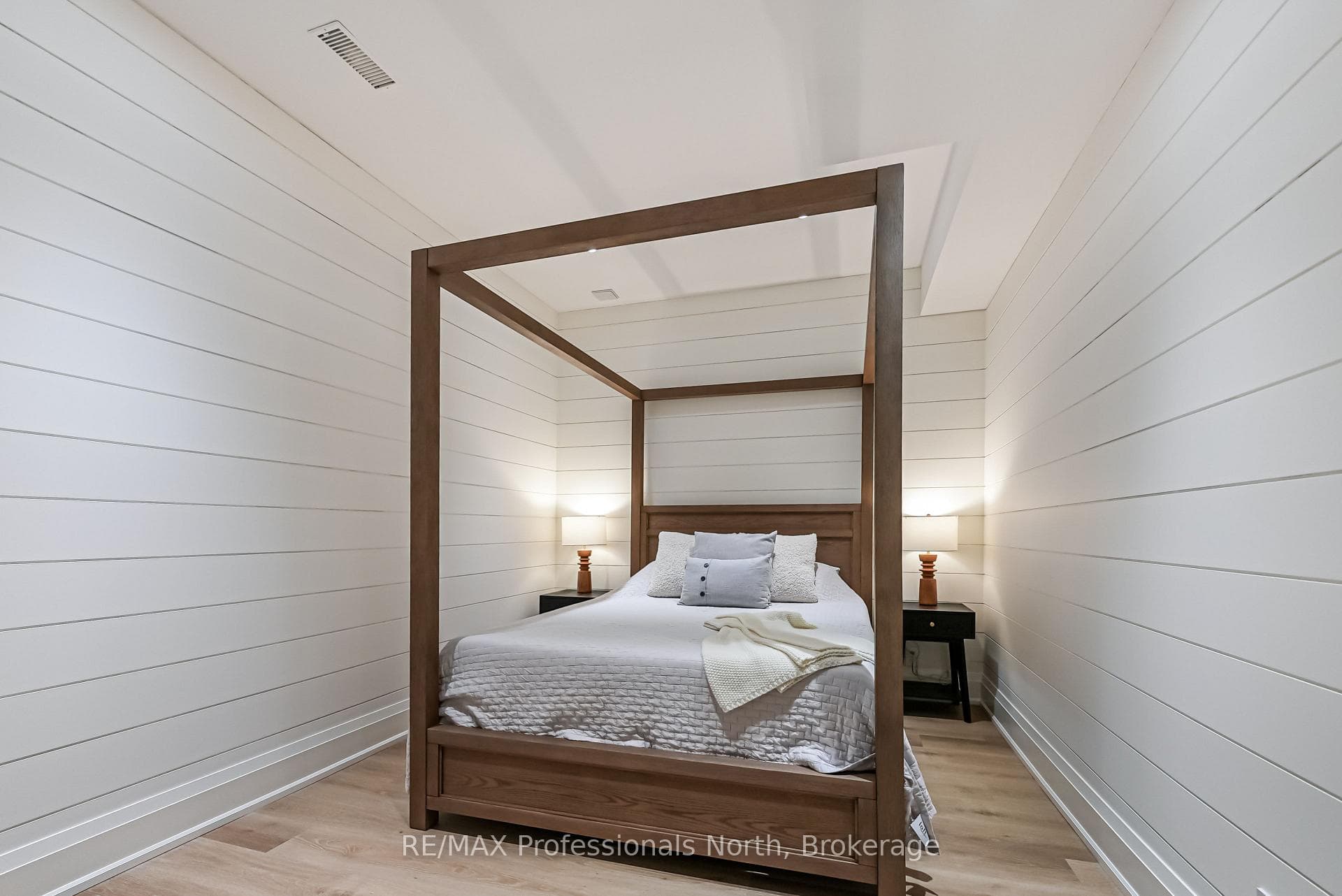1015 Treasure Drive photo 32