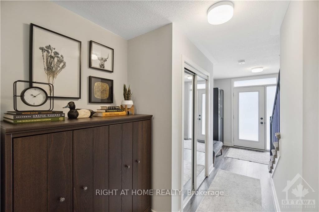 1028 APOLUNE Street photo 4