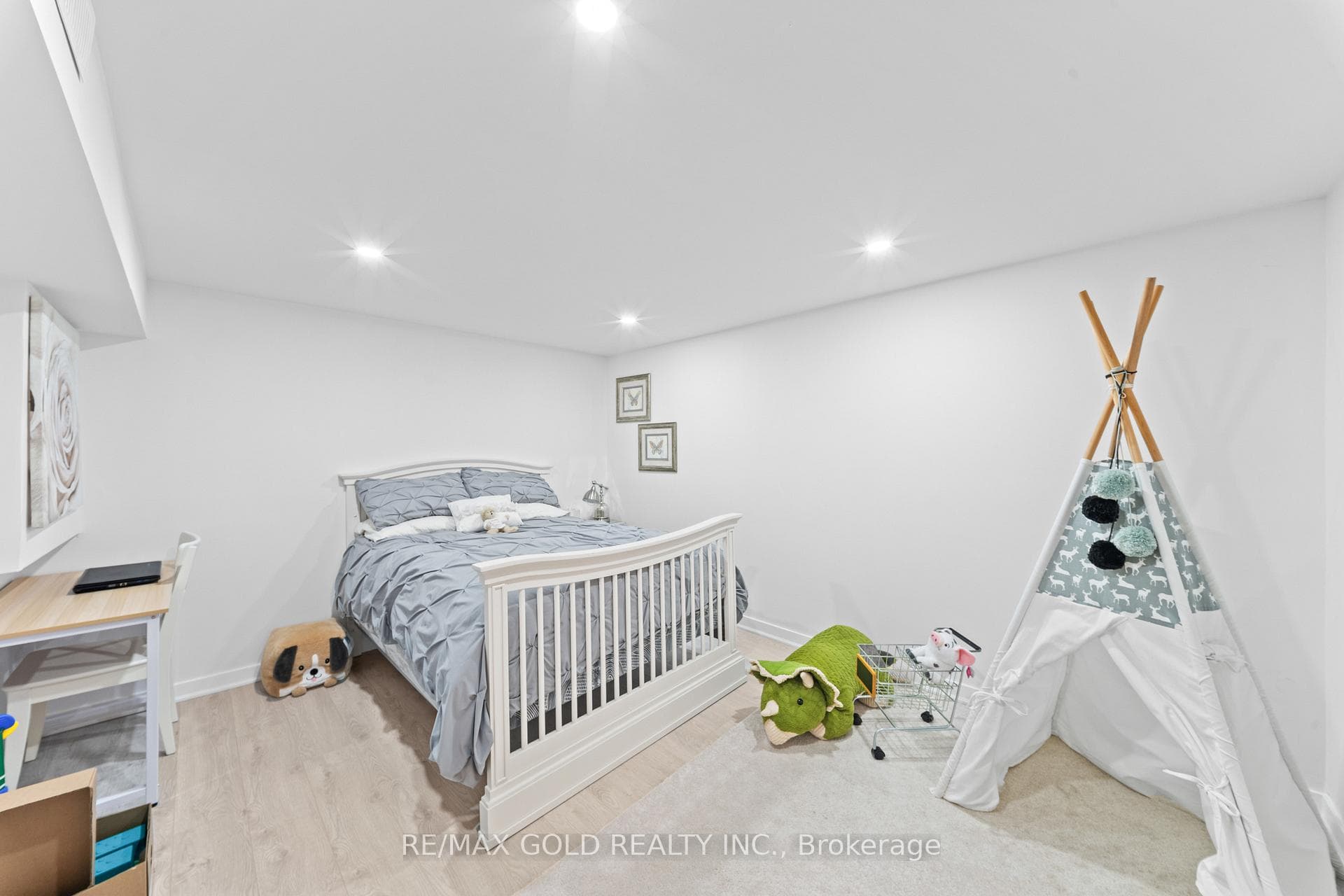128 Martindale Crescent photo 38