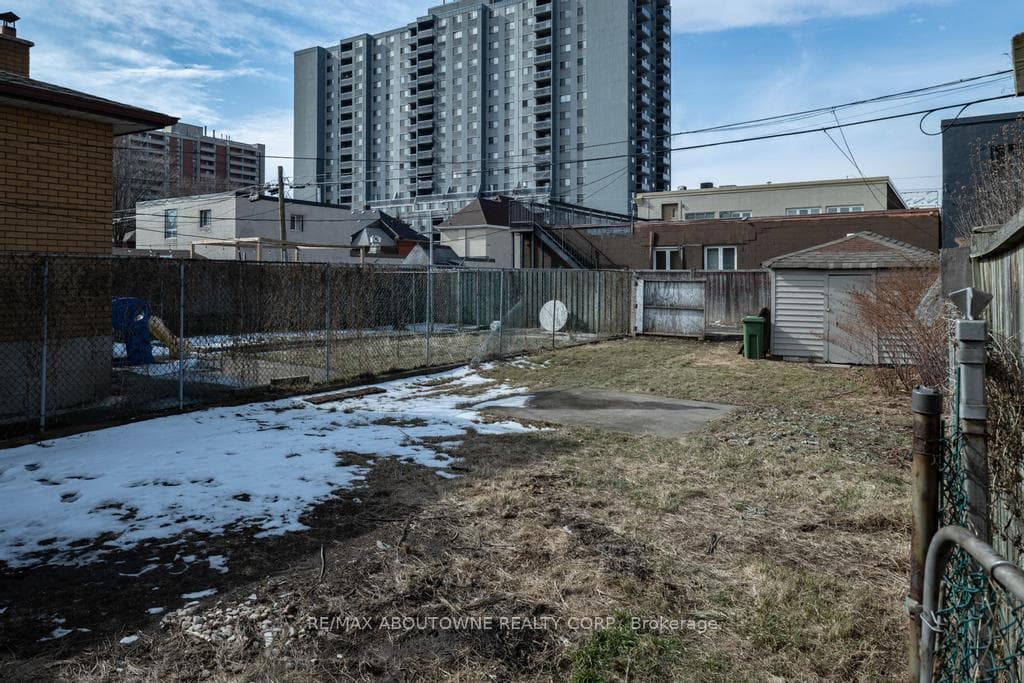131 WEST Avenue photo 18