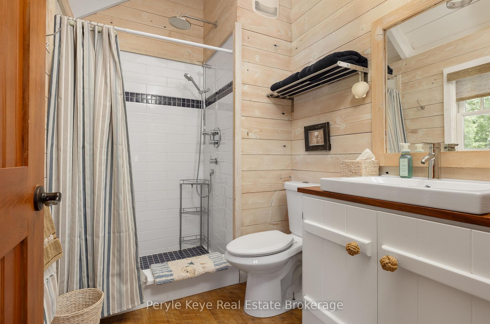 Boathouse | Bathroom