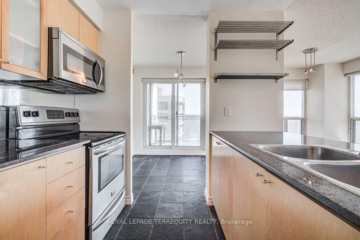 410 Queens Quay Unit 716 photo 8