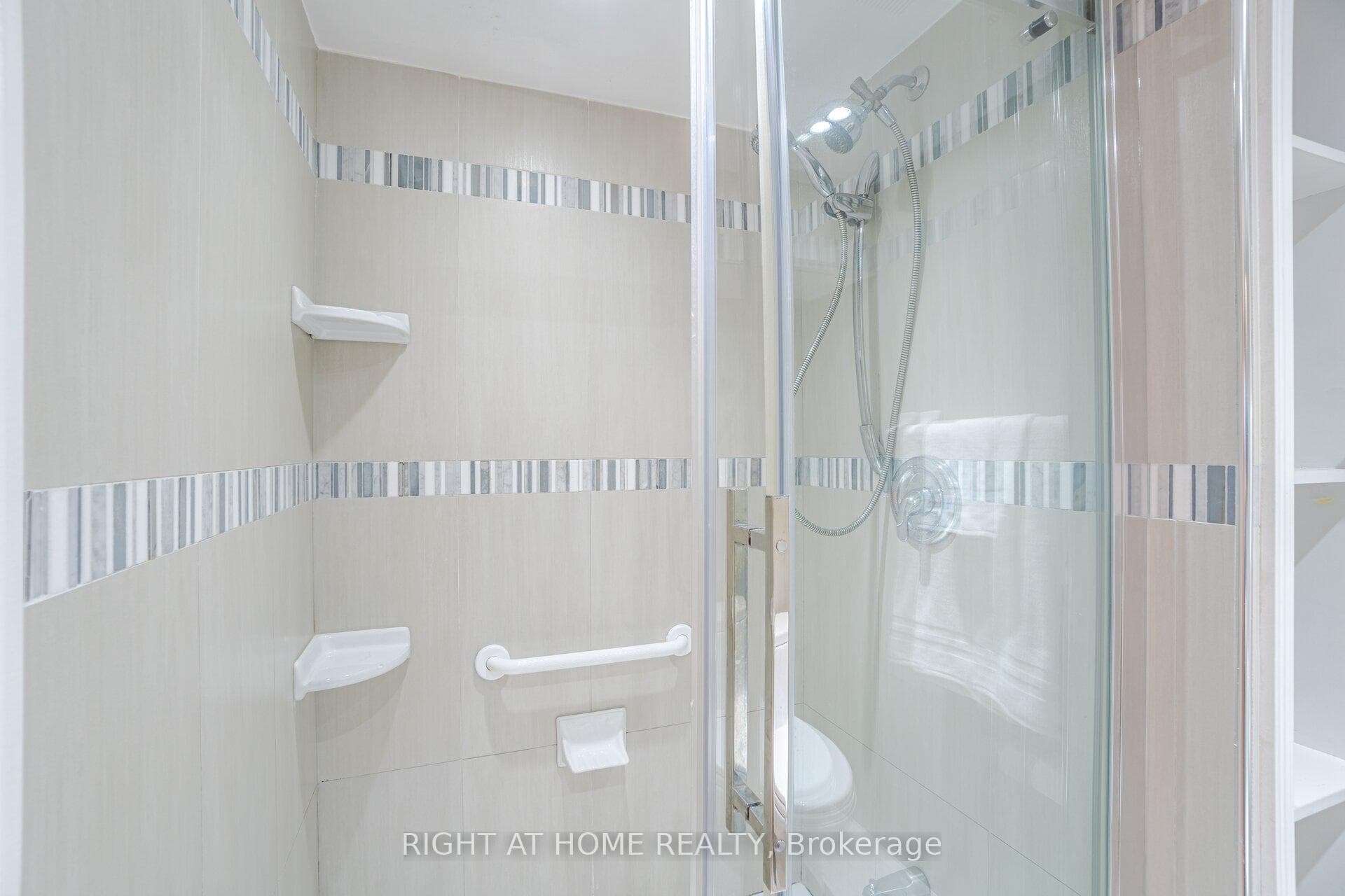 54 Plumbrook Crescent photo 37