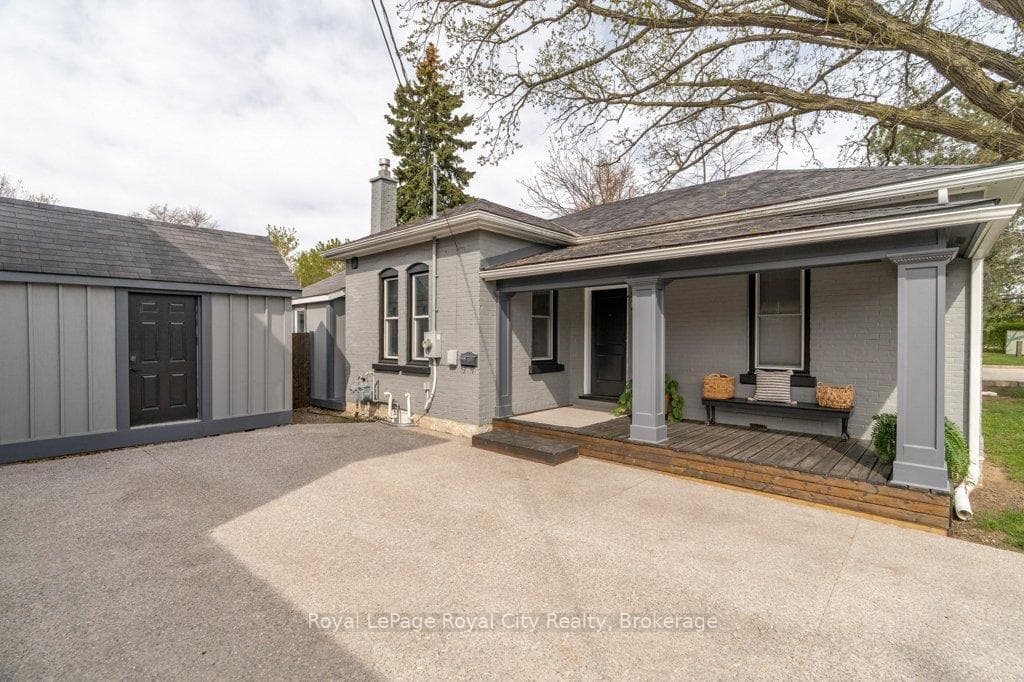 554 Woolwich Street photo 4