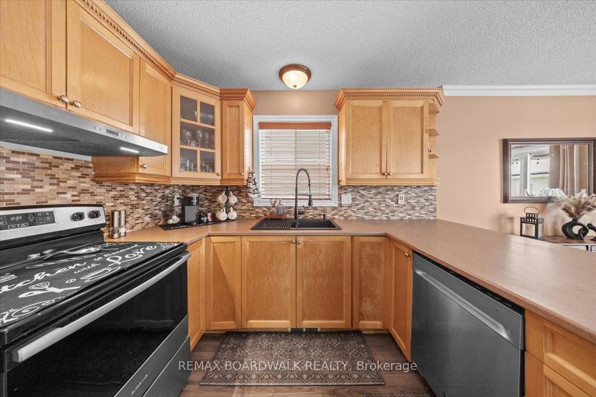 2285 Cecile Crescent photo 15