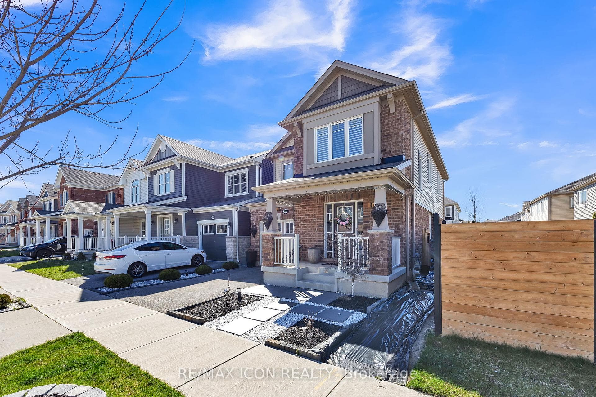 262 Grovehill Crescent photo 3