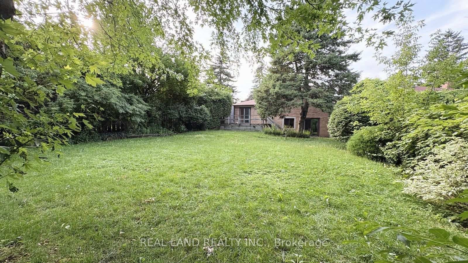 53 Lloydminster Crescent photo 32