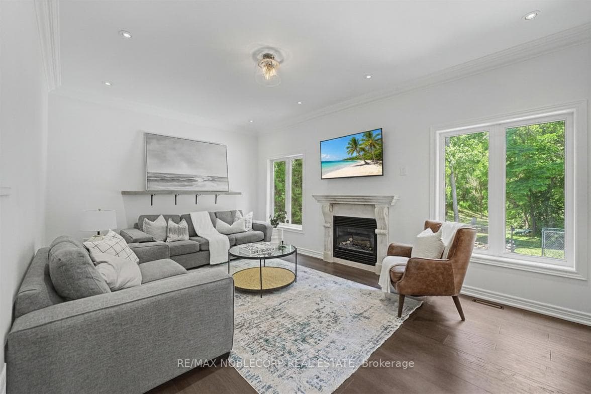 68 Meadowglen Boulevard photo 11