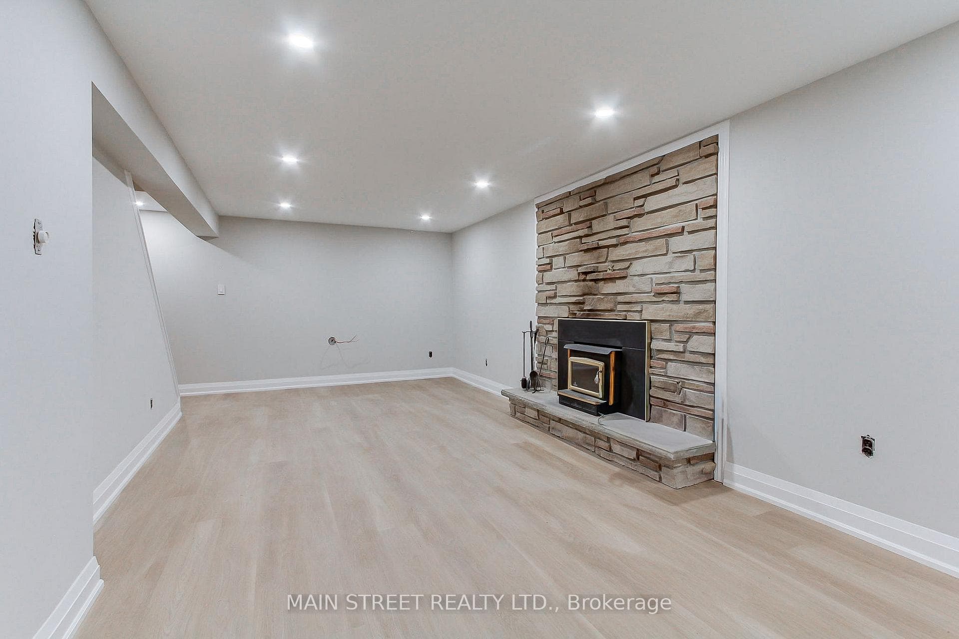 382 Handley Crescent photo 24