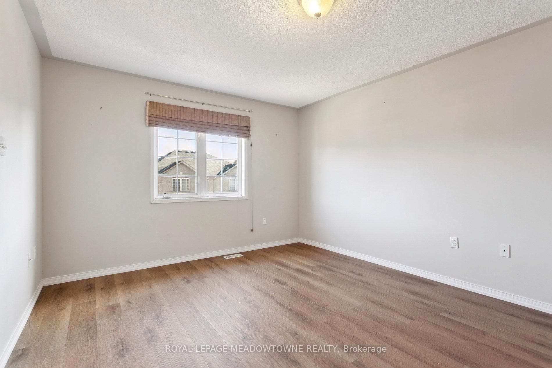 132 Crystalview Crescent Unit Upper photo 36