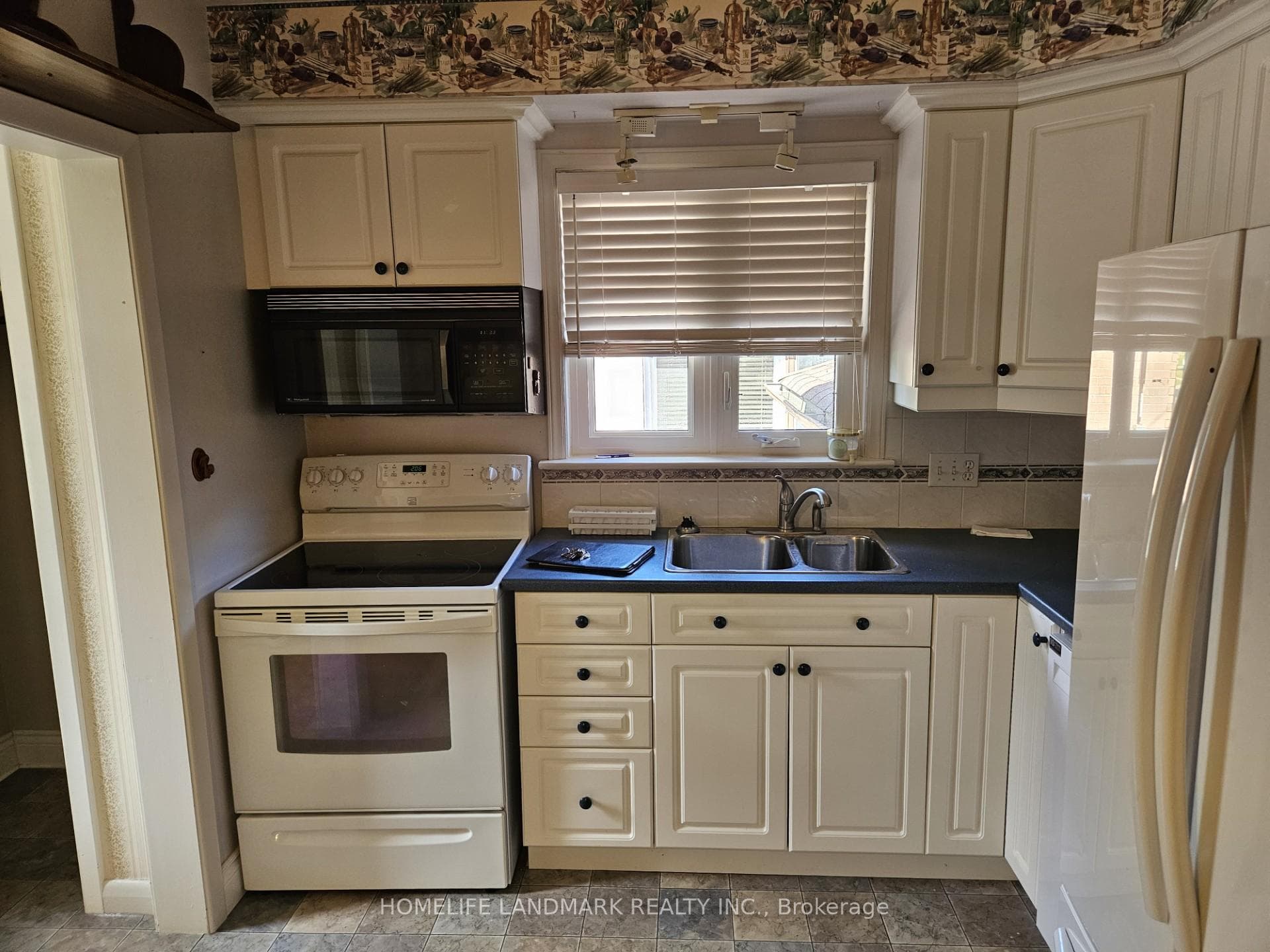 147 Fitzgibbon Avenue Unit (Main) photo 9