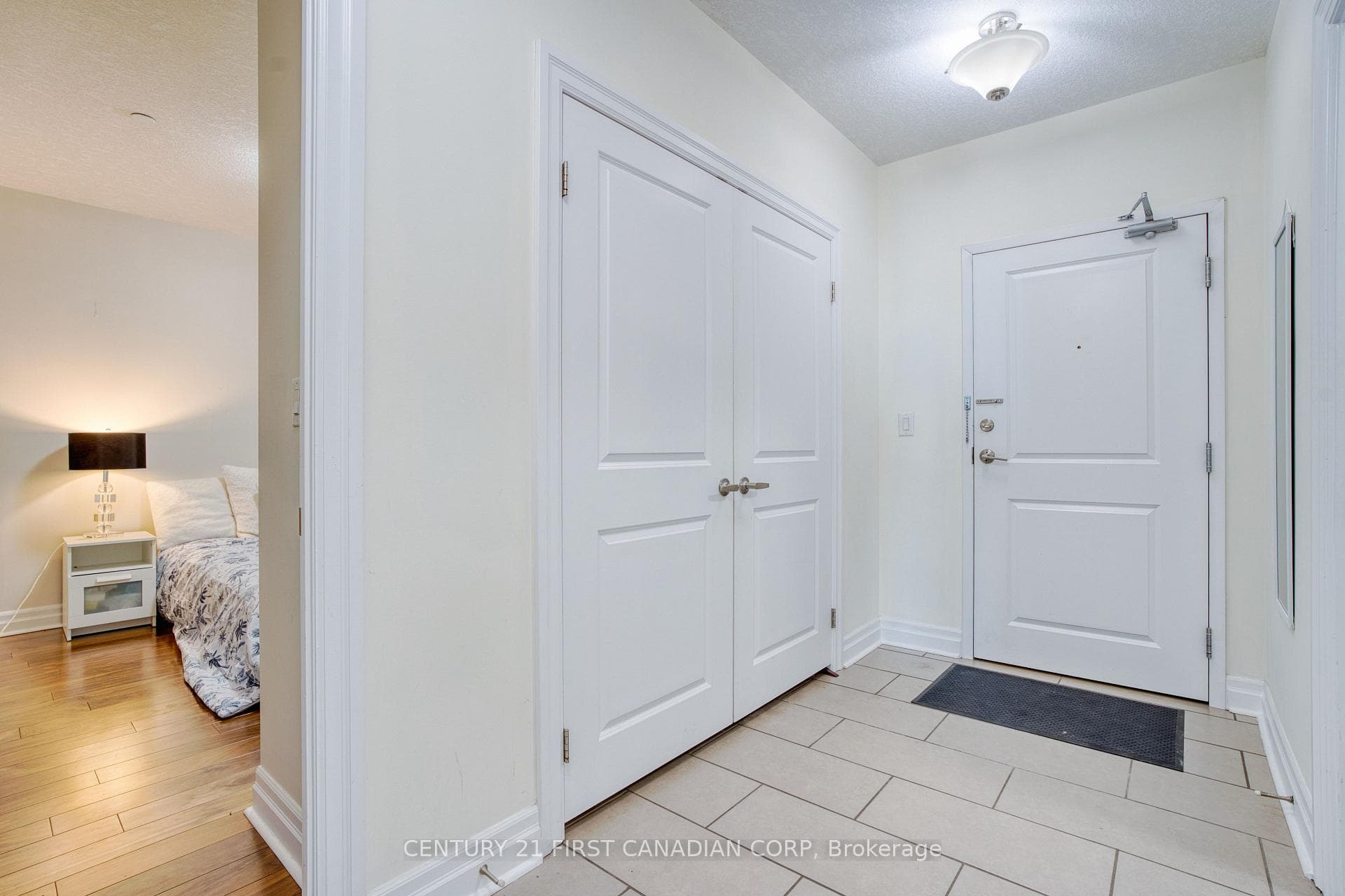 240 Villagewalk Boulevard Unit 812 photo 4