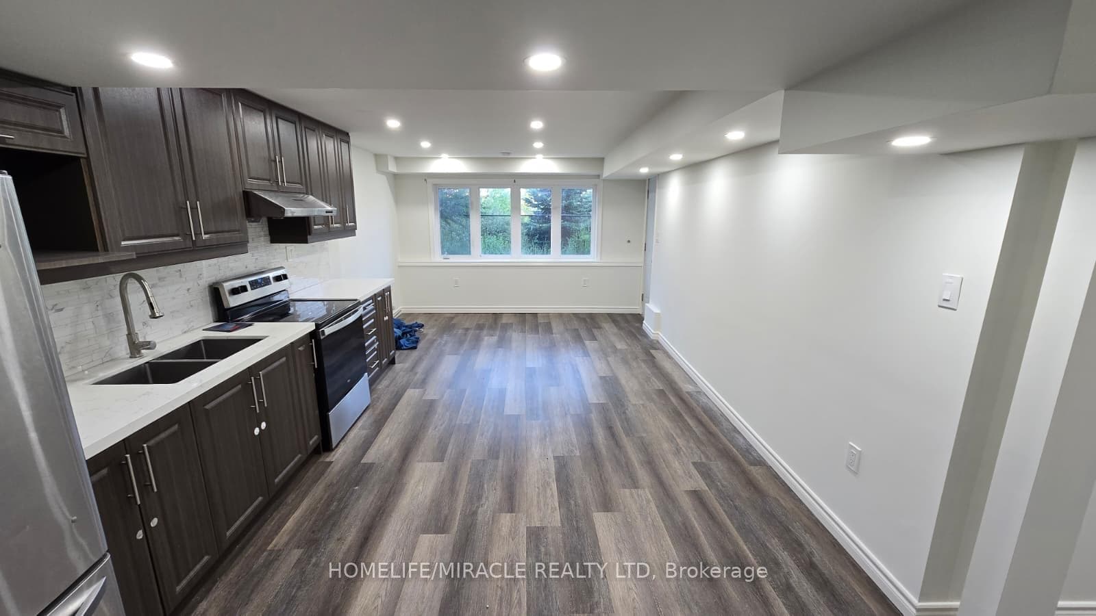 105 Stockell Crescent photo 4