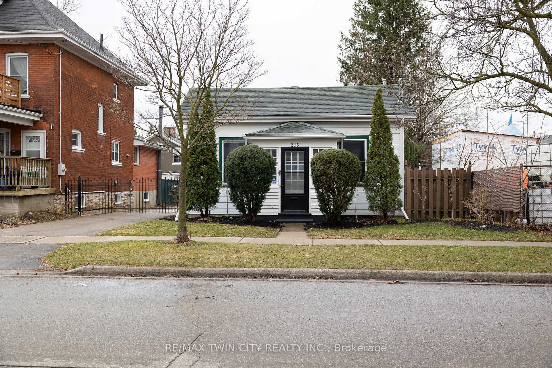 205 CHATHAM Street photo 2