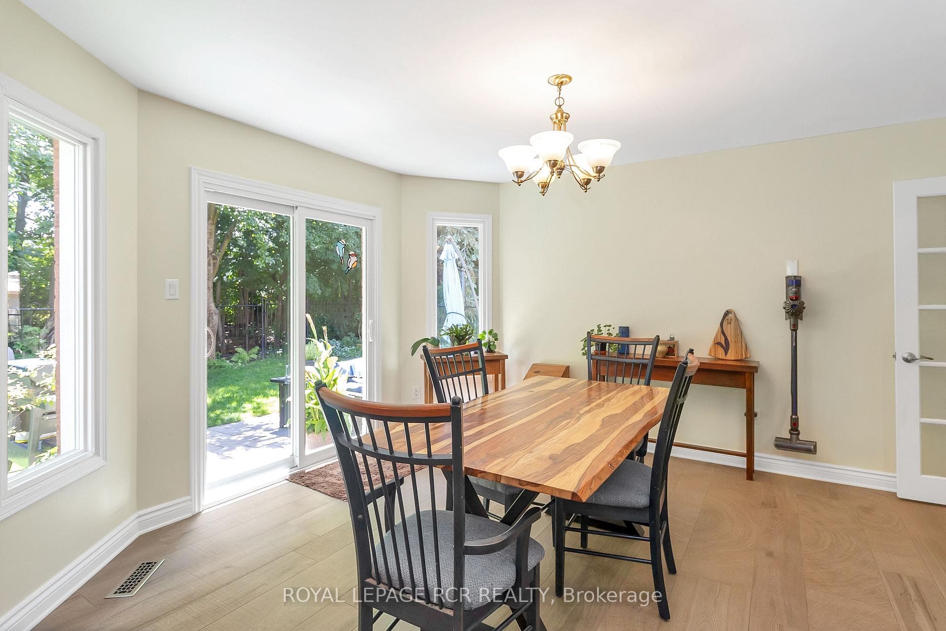 726 Leslie Valley Drive photo 12