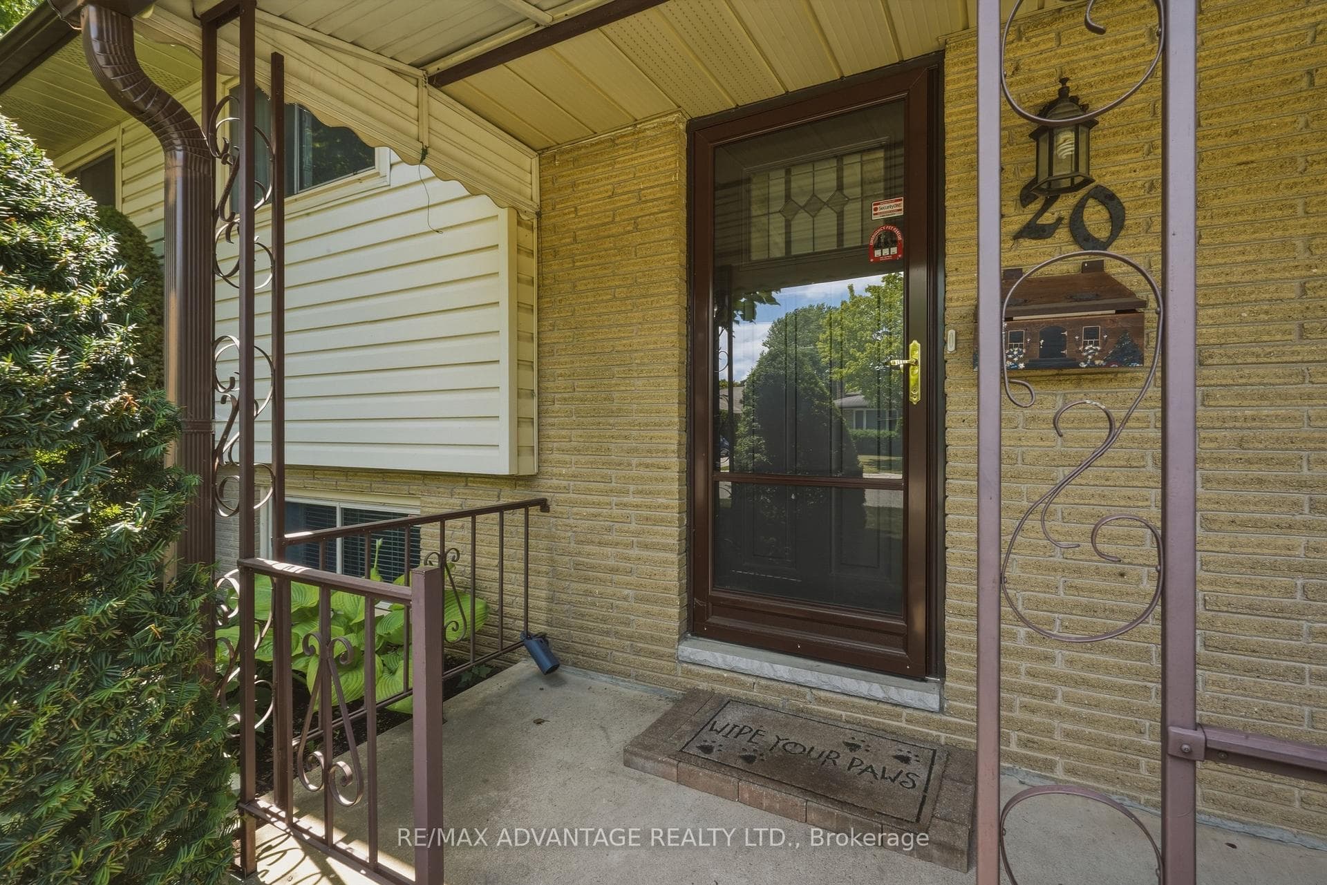 120 Champlain Crescent photo 4