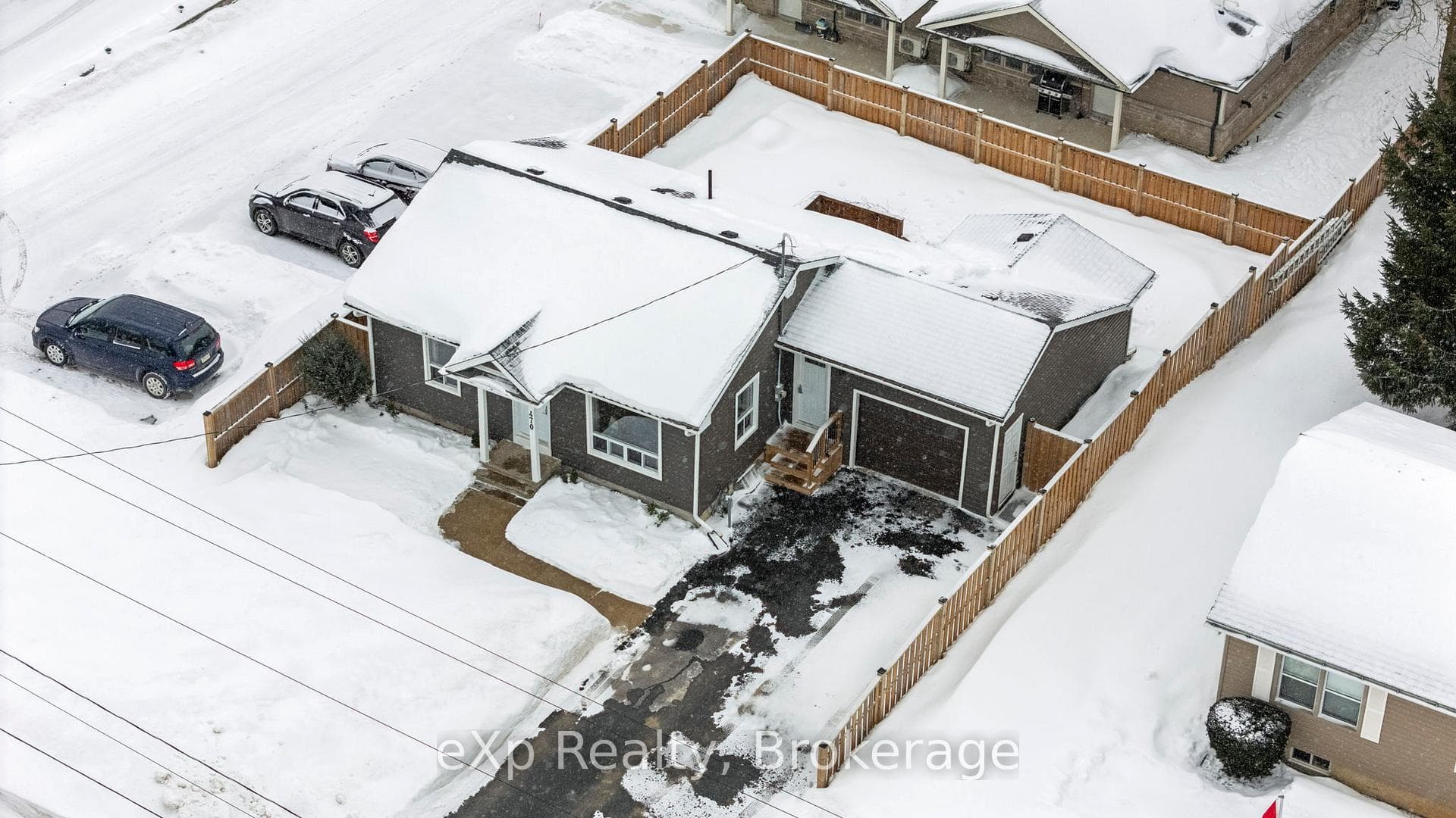 470 QUEEN Street photo 3