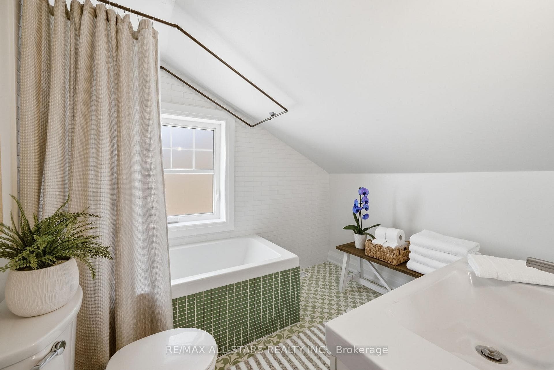 407 Queen Street photo 27