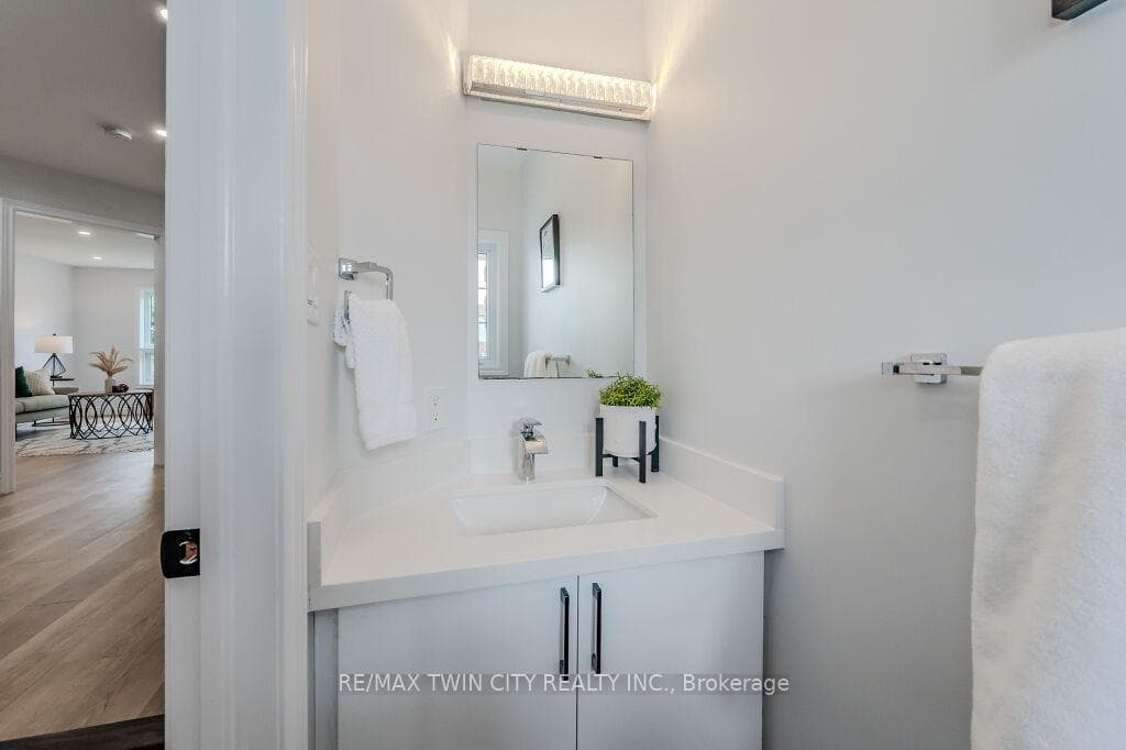 472 HARBOUR VIEW Crescent photo 13