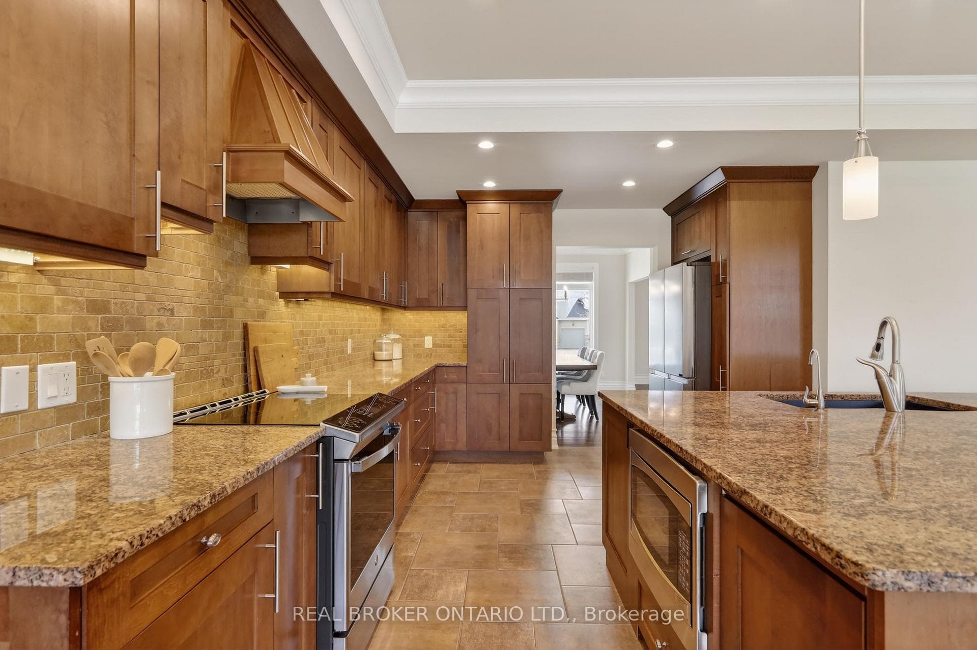 465 Lockmaster Crescent photo 10