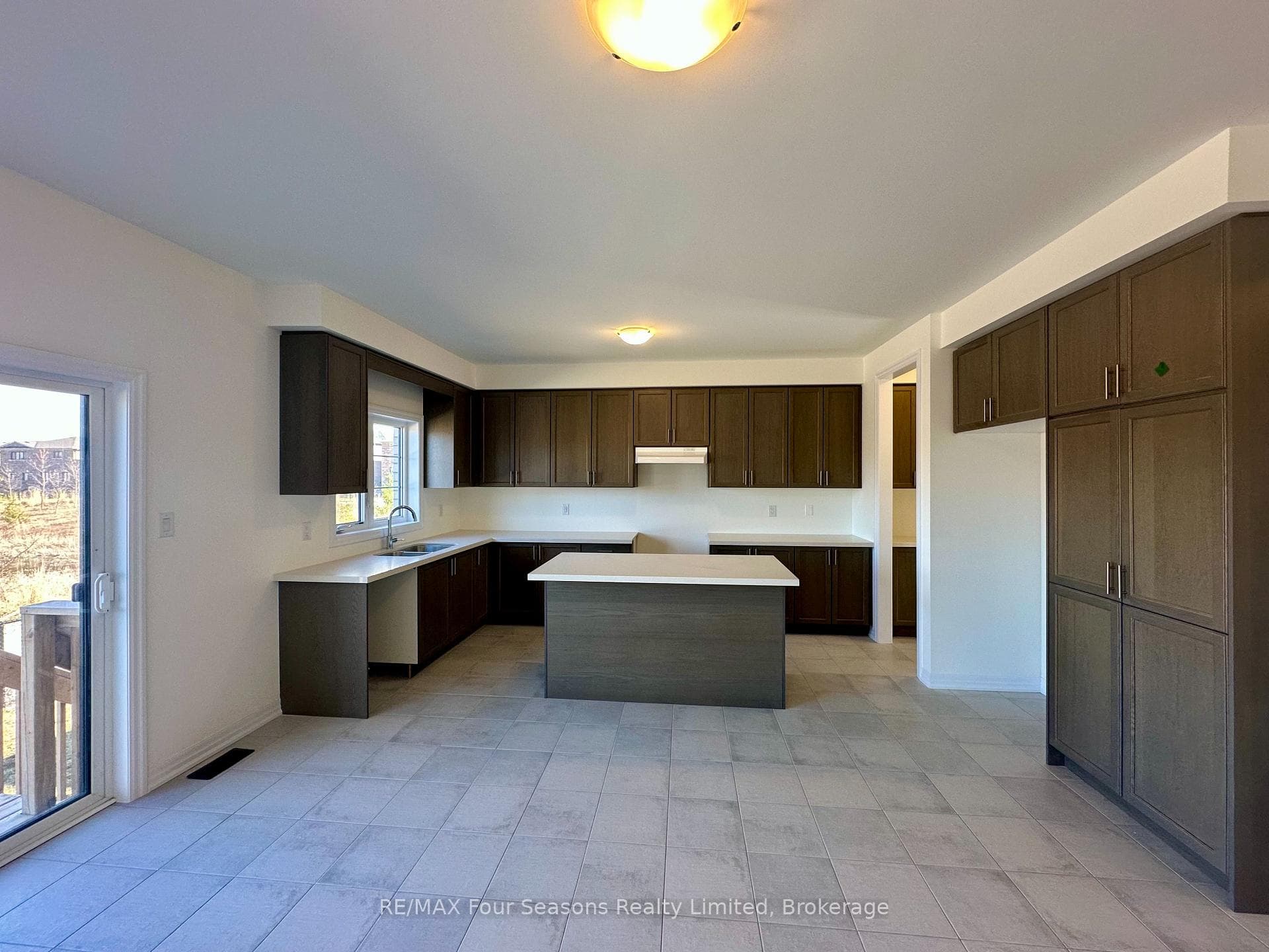 211 Stayner Street photo 15